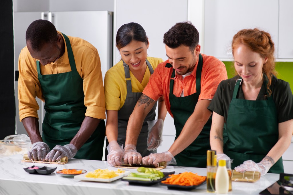 Photo de personnes prenant un cours de cuisine.
